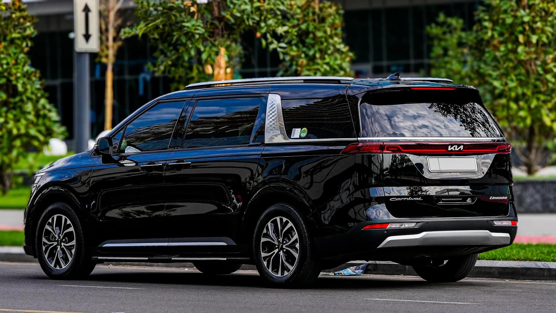 Round-Trip Private Transfer Between Airport and Hotel - Photo 8
